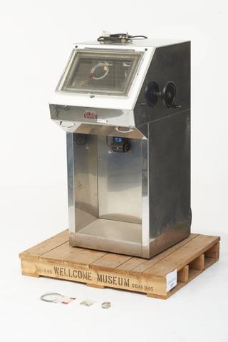 Cryostat with retracting microtome