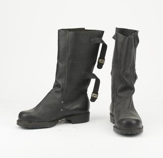 Pair of high leg foundry boots with heat and oil resistant sole to BS 4676 200