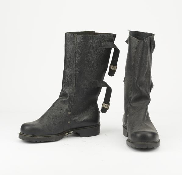 Pair of high leg foundry boots with heat and oil resistant sole to BS 4676 200