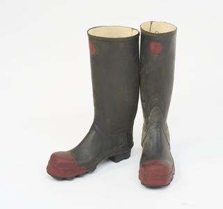 Pair of conductive rubber safety knee boots