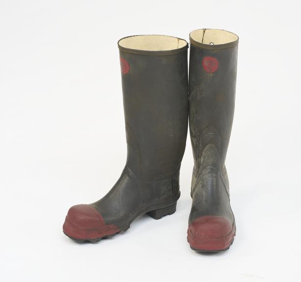 Pair of conductive rubber safety knee boots