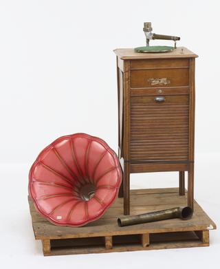 Concert Automatique Francais coin-slot gramophone with Pathe-concert soundbox