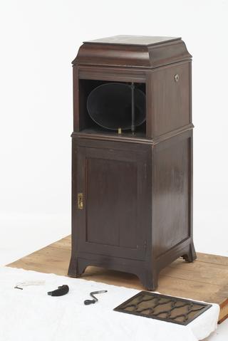 Edison Diamond Disc phonograph, London model, Type L35, c.1927