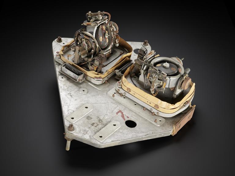 Gyroscope platform with two gyroscopes