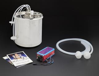 Mini-incubator and plug for DIY cell culture for growing cultured meat