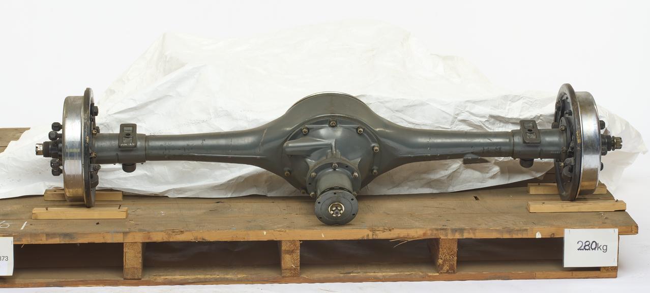 Semi-floating spiral bevel driven back axle for 16/20 H.P. car