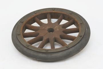 Motor car wheel with solid tyre