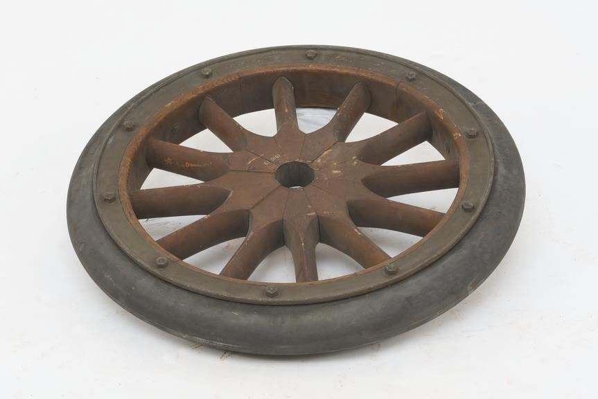 Motor car wheel with solid tyre