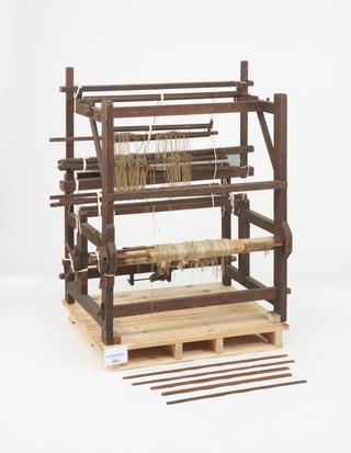 Hand loom with dobby mechanism