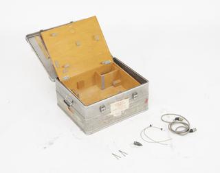 Case for electronic tacheometer, German