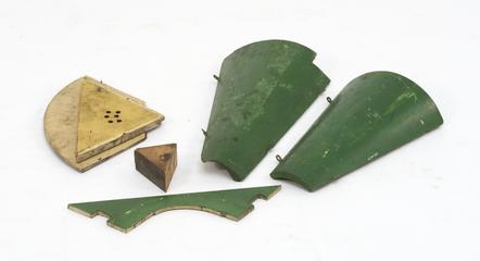 4 painted wooden panels and 2 wooden blocks