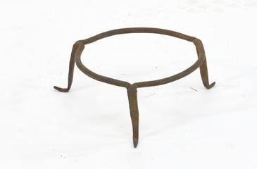 A trivet made of iron wire