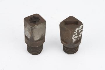 Two centres for screw-nose chuck