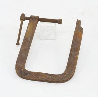 Iron screw clamp of long reach