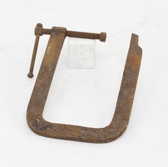 Iron screw clamp of long reach