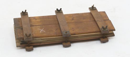 Simple veneer press, lacking one ringnut