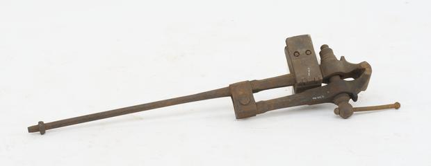 Light iron leg vice with wooden fitting