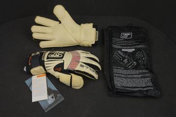 'Contour d3o' goalkeeping gloves