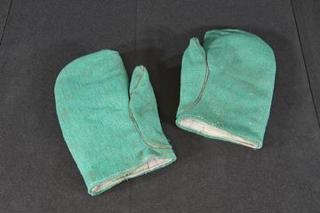 Pair of Lasgreen (coated asbestos) gloves