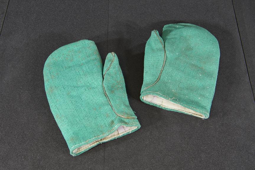 Pair of Lasgreen (coated asbestos) gloves