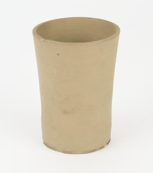 Un-handled drinking horn (white - unglazed)