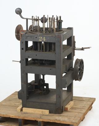 Braiding machine