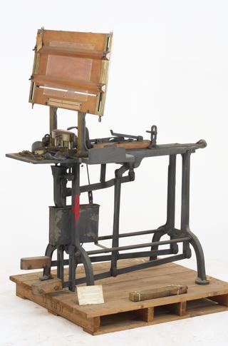 Machine for cutting Jacquard cards from the original design