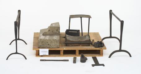 Equipment for manufacture of glass bottles by hand