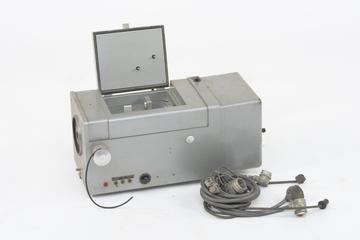 Optica UV/IR spectrophotometer and electronic console and accessories Part 2 : Spectrophotometer