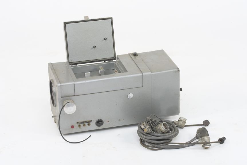 Optica UV/IR spectrophotometer and electronic console and accessories Part 2 : Spectrophotometer