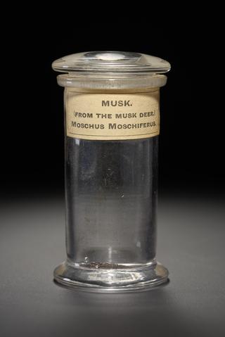 Green herb in the form of dried leaves