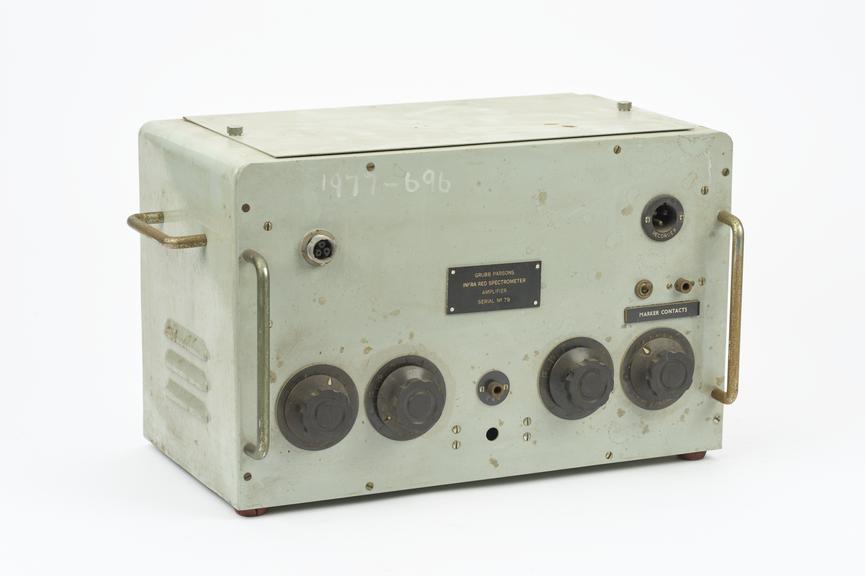 Two amplifiers for infrared spectrophotometer