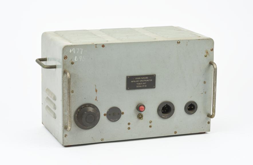 Two amplifiers for infrared spectrophotometer