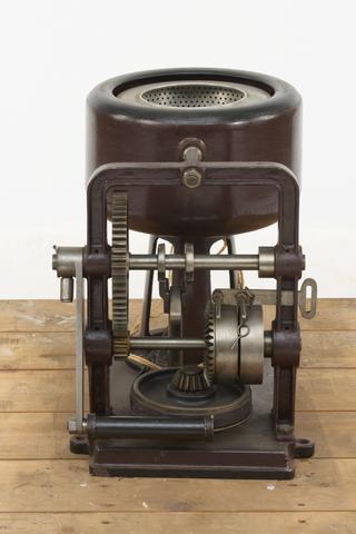 Hand-powered laboratory centrifugal machine with aluminium basket
