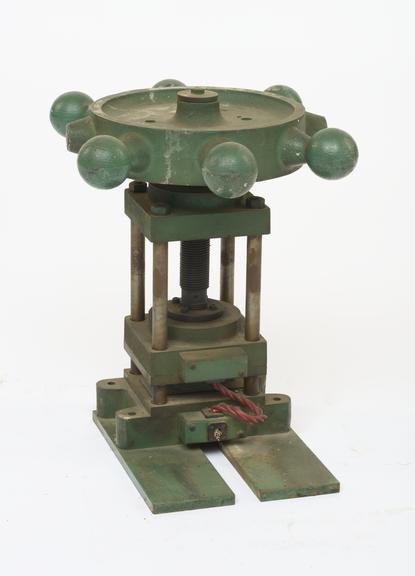 Press used to compress heated PMMA sheets