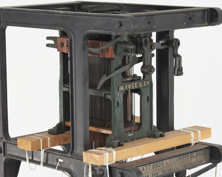 Jacquard machine of one hundred needles and harness for M4040