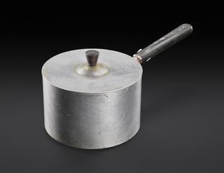 Aluminium saucepan with phenolic handles