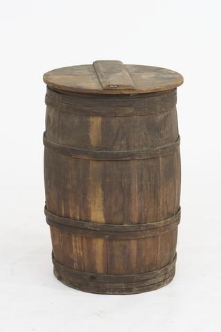 Wooden barrel with lid