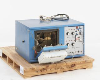 Environmental chamber and automatic component measuring system