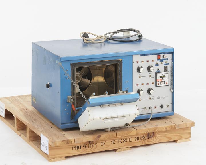 Environmental chamber and automatic component measuring system