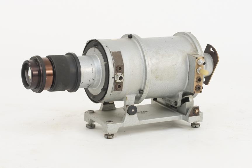 Image tube in cylindrical housing