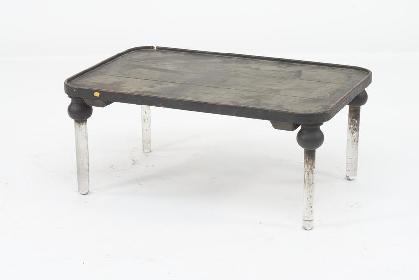Insulating table