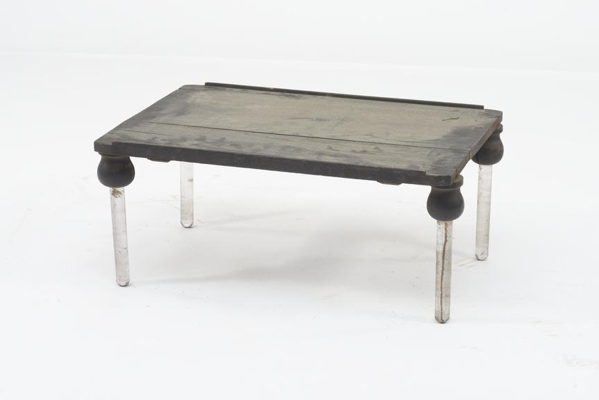 Insulating table