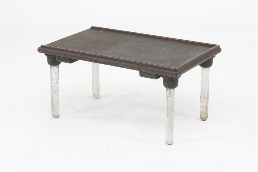 Insulating table