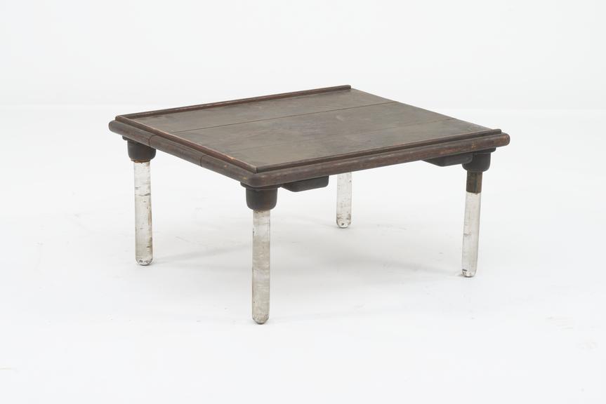 Insulating table