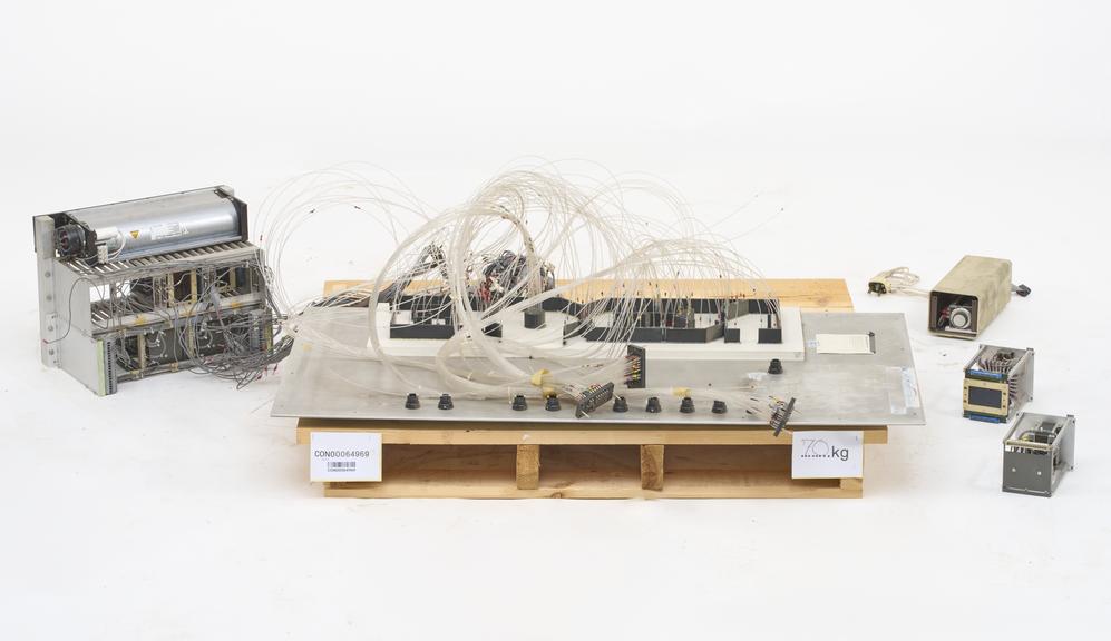 Mimic panel using optical fibre lighting system controlled by liquid crystal shutters