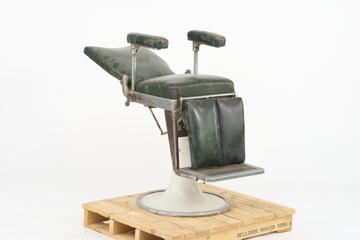 Chiropodial chair with adjustable arm