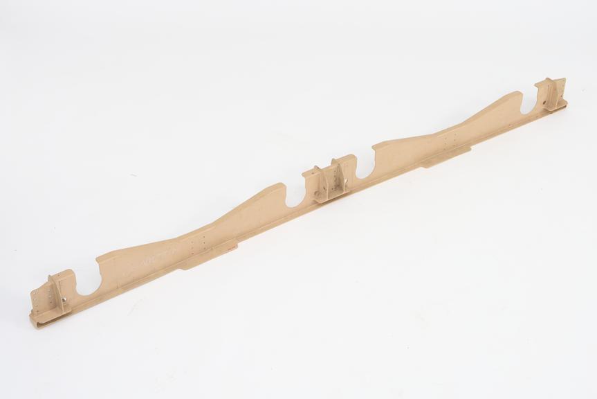 Support spar for lower intake lip