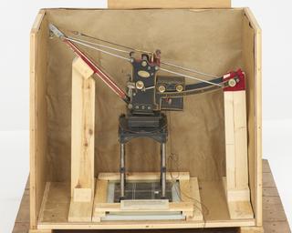 Model of crane automatically balancing the weight lifted