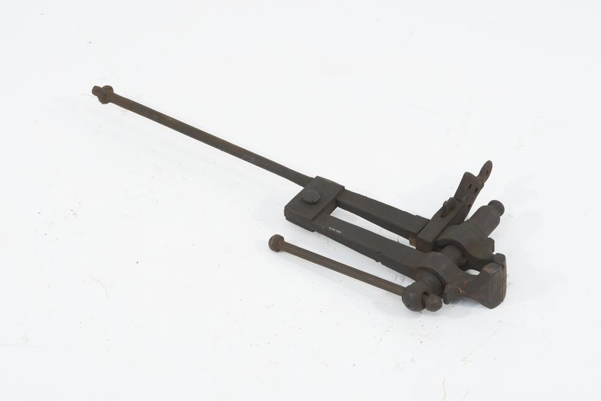 Light Iron Staple-Pattern Leg Vice.